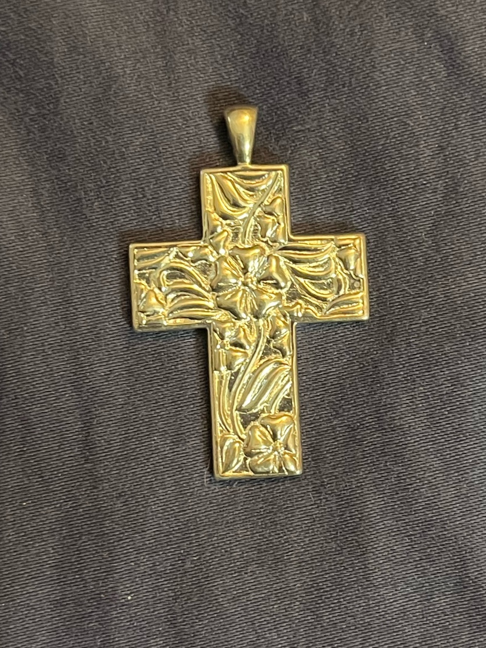 Pre-owned 800 Silver Floral Cross Pendent w/ Serenity Phrase Etched on the Back - Picture 2 of 6
